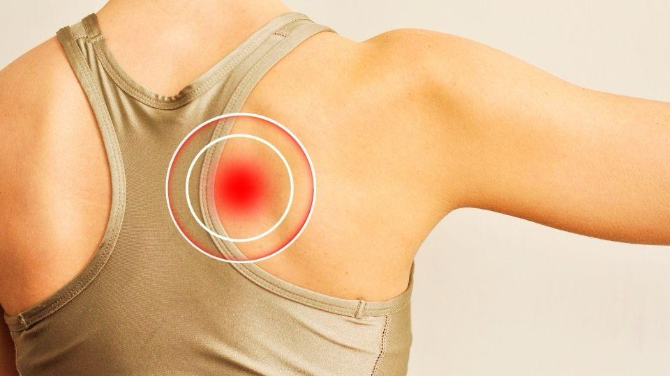 Guérir douleur entre les omoplates dos derrière l'épaule